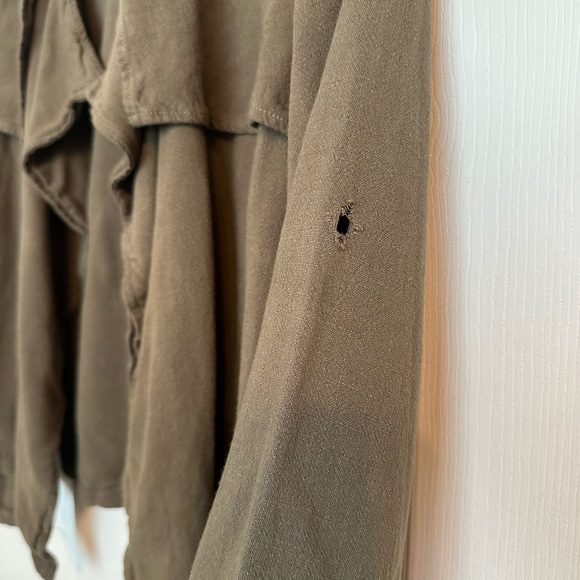 Army Green light jacket in size Large by Lulu’s - Picture 3 of 5